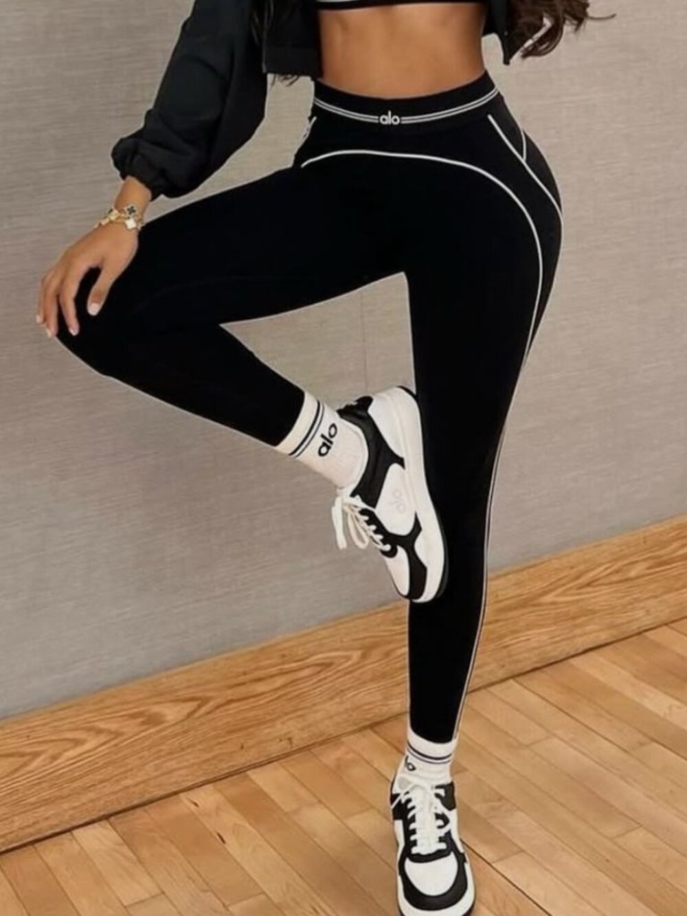 Alo Yoga Airbrush High Waist Heart Detail Leggings (Black/White)Sizes S–M - Picture 2 of 7